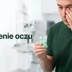 Mężczyzna z pieczeniem oczu, czuje jakby miał uczucie piasku w oczach, trzyma krople.