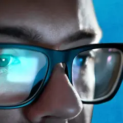 Jakie okulary do komputera bez wady wzroku chronią Twoje oczy?