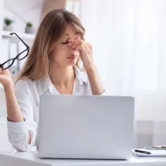Jak rozpoznać źle dobrane okulary i uniknąć dyskomfortu w widzeniu