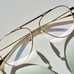 Eleganckie okulary w złotej oprawce. Sprawdź, co obejmuje gwarancja na okulary, by mieć pewność ich długowieczności.