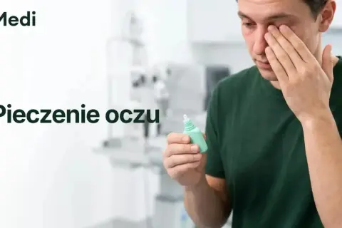 Mężczyzna z pieczeniem oczu, czuje jakby miał uczucie piasku w oczach, trzyma krople.