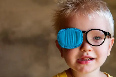 Zez ukryty czy da się wyleczyć? Skuteczne metody leczenia i objawy
