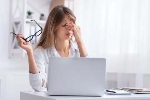 Jak rozpoznać źle dobrane okulary i uniknąć dyskomfortu w widzeniu