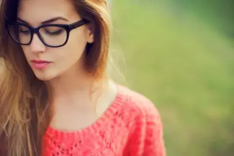 Przeszywający wzrok co to znaczy? Zrozum jego emocjonalne znaczenie