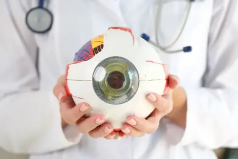 Dlaczego okuliści nie robią sobie laserowej korekcji wzroku? Oto prawda
