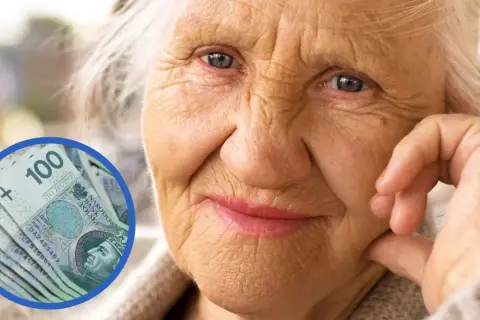 Starsza pani z zamyśloną miną, obok stos banknotów 100 zł. Czy wada wzroku a zasiłek pielęgnacyjny to temat dla niej?