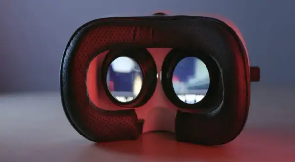 Gogle VR z widokiem na ekran, z czerwonym podświetleniem.
