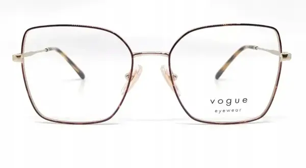 Modne okulary Vogue Eyewear w bordowej oprawce z metalowymi zausznikami.