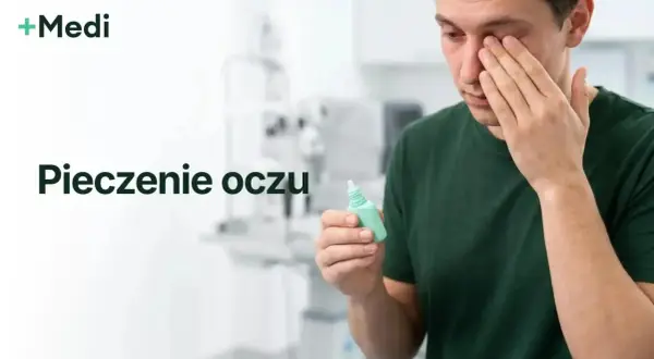 Mężczyzna z pieczeniem oczu, czuje jakby miał uczucie piasku w oczach, trzyma krople.
