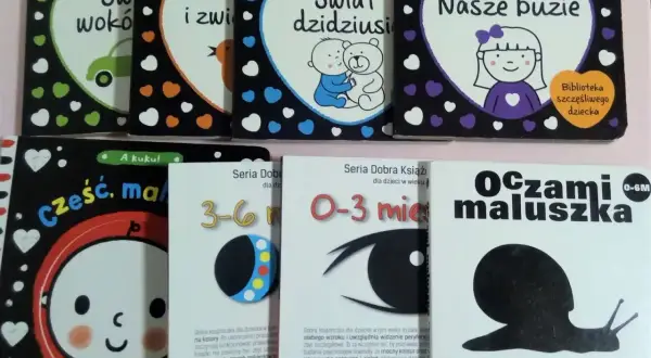 Książeczki kontrastowe dla niemowląt, idealne, kiedy dziecko widzi kolory. Różne tytuły, np. "Świat dzidziusi", "Nasze buzie".
