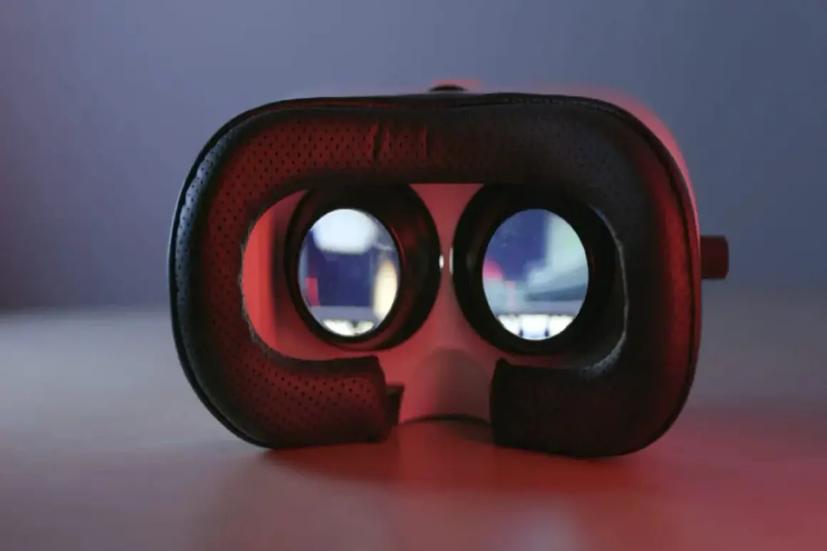 Gogle VR z widokiem na ekran, z czerwonym podświetleniem.