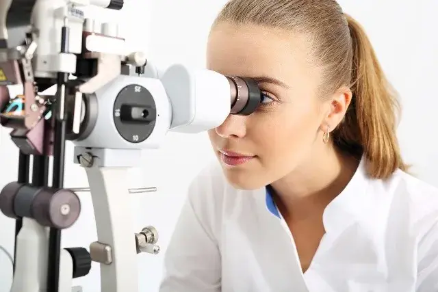 Badanie wzroku w Vision Express: Optometrysta czy Okulista? Kto Cię zbada?