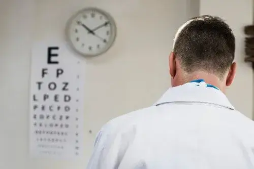 Zdjęcie Okulistą czy okulistom – poznaj poprawne formy w języku polskim