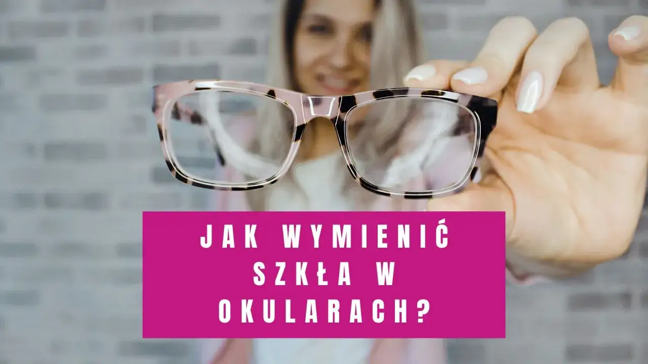 Kobieta prezentuje okulary, sugerując poradnik: jak wymienić szkła w okularach.