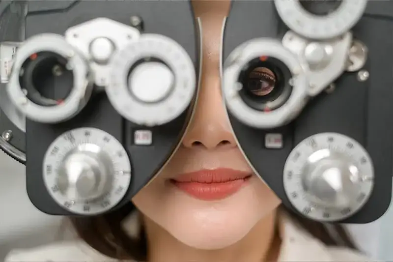 Zdjęcie Dobór okularów: okulista czy optometrysta - co wybrać dla zdrowia?