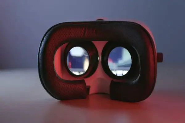 Gogle VR z widokiem na ekran, z czerwonym podświetleniem.