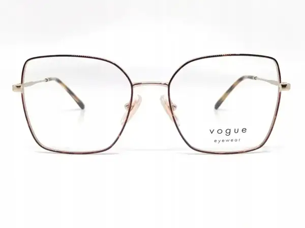 Modne okulary Vogue Eyewear w bordowej oprawce z metalowymi zausznikami.