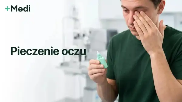 Mężczyzna z pieczeniem oczu, czuje jakby miał uczucie piasku w oczach, trzyma krople.