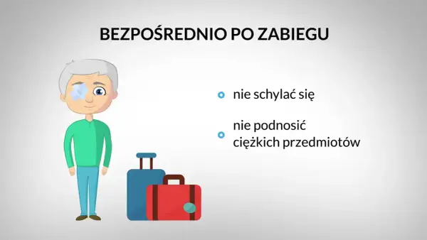 Po operacji zaćmy nie schylać się. Pacjent z plastrem na oku i walizkami uczy się, kiedy można się schylać.