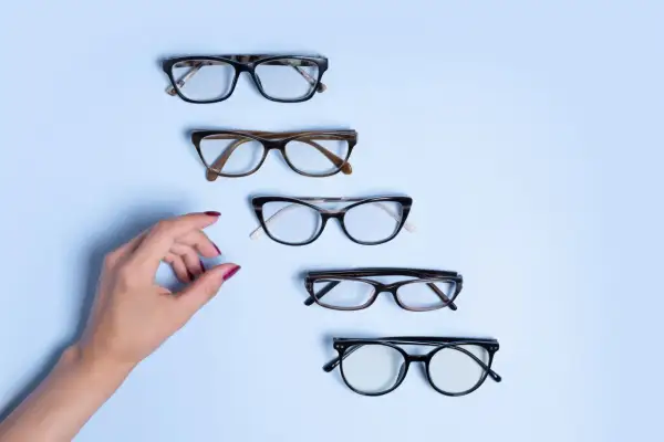 Dłoń wybiera okulary. Czy to będzie ta para, na którą czekałam, by zrealizować recepta na okulary NFZ?